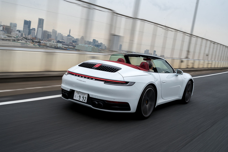 先代モデルまでは「カレラ」と「カレラ4」でボディーを使い分けていたが、992型からはワイドボディーに一本化されている。