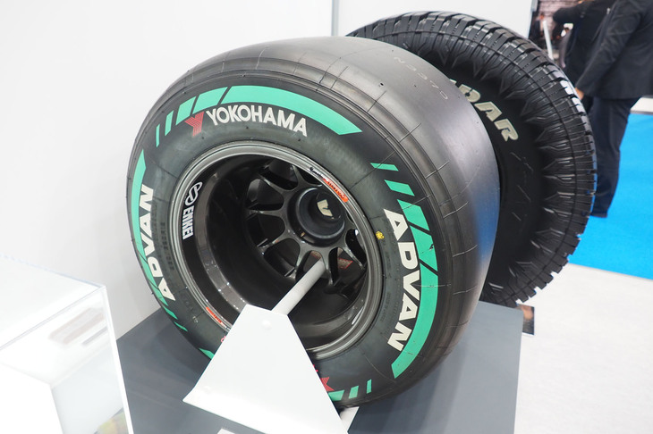 横浜ゴムブースに展示されたサステナブルレーシングタイヤ「アドバンA005」。