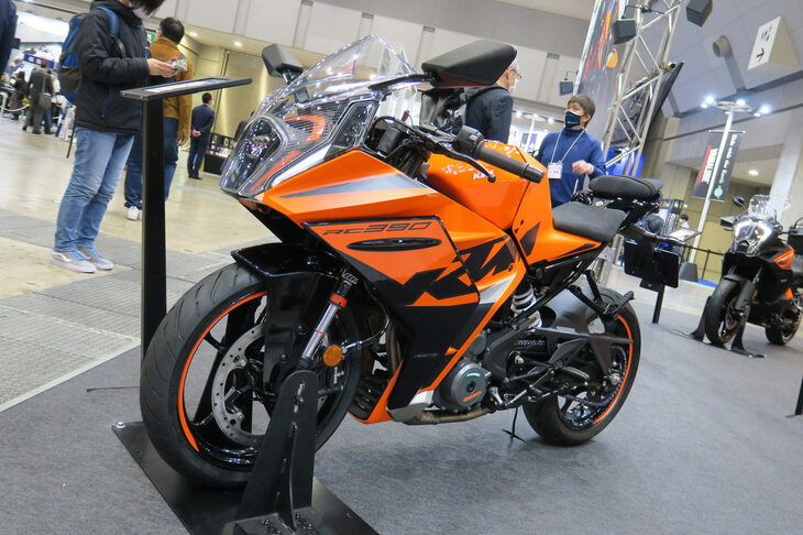 欧州最大手のオートバイメーカー、KTMの注目は新型「RC390」。日本では2022年6月の発売が予定されている。
