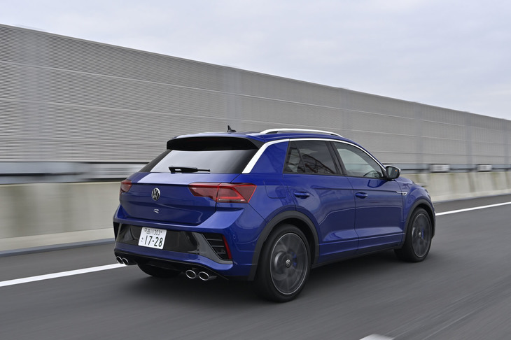 「TロックR」の外板色は、写真の「ラピスブルーメタリック」（3万3000円の有償色）を含むシングルカラー4色と、ツートンカラー1種類の計5種類から選択できる。