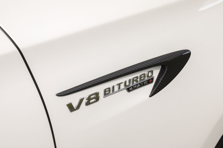 フェンダー部分のエンブレム。「BITURBO」はツインターボを示す。