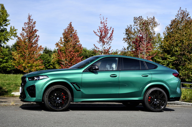 2023年4月に発表された「BMW X6」の改良モデル。2019年12月に発売された第3世代のマイナーチェンジ版で、内外装のブラッシュアップと、パワーユニットのマイルドハイブリッド化が主な変更ポイントとなる。今回は車両本体価格が2012万円のトップモデル「X6 Mコンペティション」に試乗した。