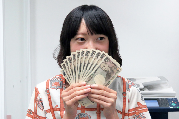 記者のゆううつをよそに、今年も札束で遊ぶ佐久間女史。「そのお金で府中に行きましょう。僕が増やしてあげますよ」とかいう藤沢青年も怖い。