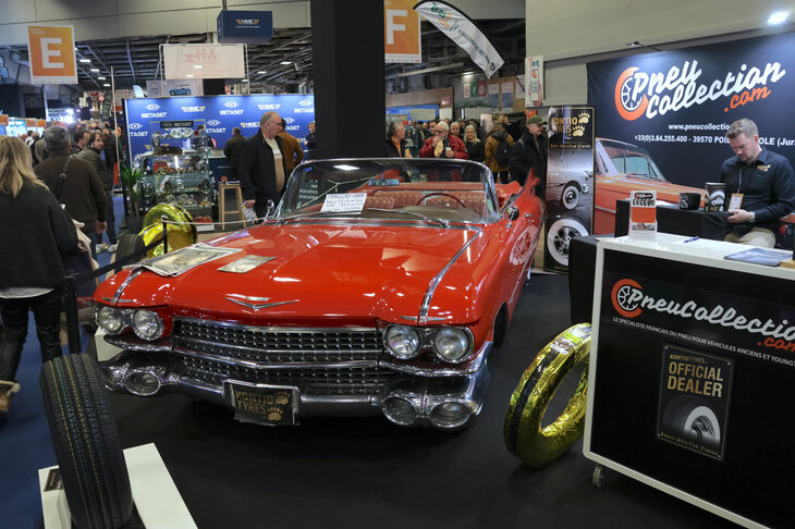 同じく「レトロモビル2025」で。1959年キャデラックがアイキャッチとして置かれていたのは、白リボンタイヤ販売業者のスタンド。フランスで古い米国車好きは少なくない。