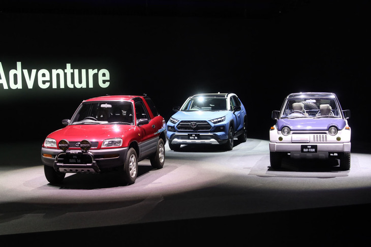 写真左から順に、「トヨタRAV4」の初代モデル（1994年）、5代目（2018年）、そして後にRAV4となるコンセプトカー「RAV-FOUR」（1989年）。