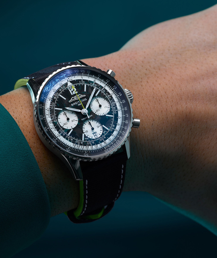 「ナビタイマーB01クロノグラフ43 ASTON MARTIN ARAMCO FORMULA ONE™ TEAM」には、「ナビタイマー」史上初となる、軽量チタン製ケースが採用されている。