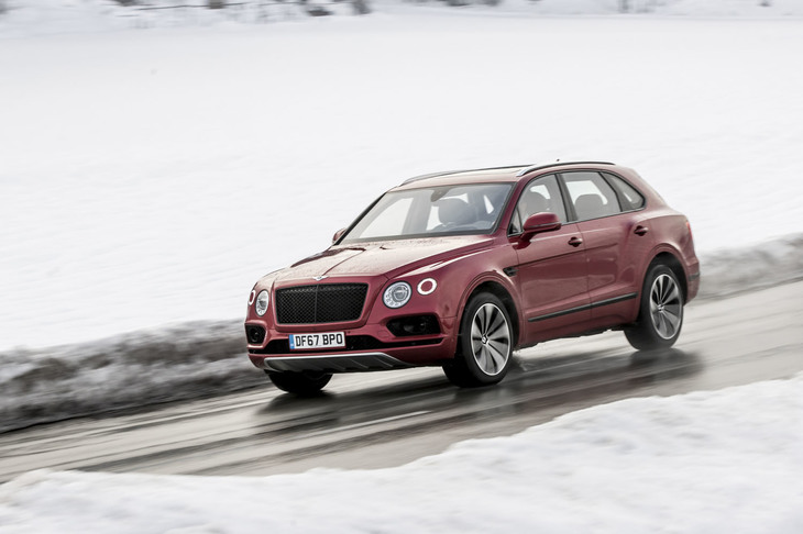 足まわりには「マルチモードエアサスペンション」が搭載されており、ドライバーは「High 2」「High 1」「Normal」「Low」の4段階から選ぶことができる。