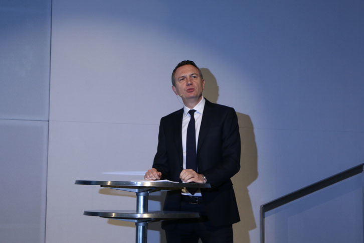 プレゼンテーションを行った、BMWジャパンのペーター・クロンシュナーブル代表取締役社長。この日に予告した車種以外にも、多くの限定車などを導入していくと語った。