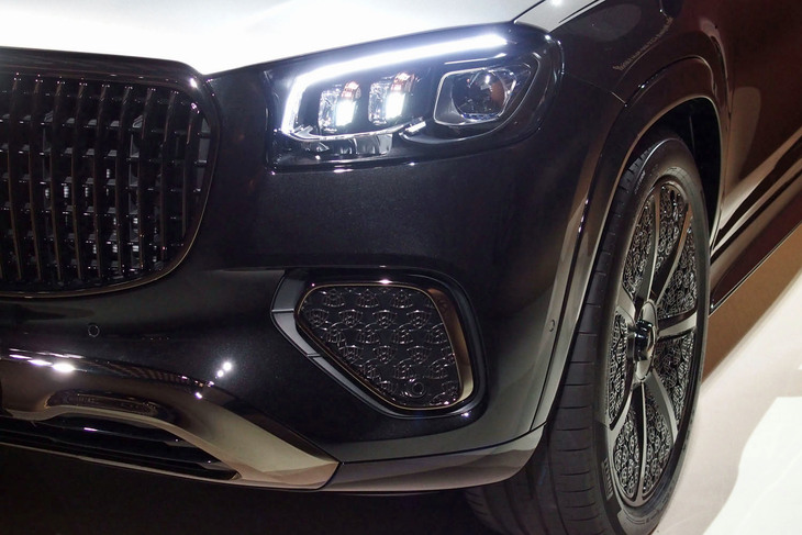 「マルチビームLEDライト」の内側にマイバッハエンブレムとローズゴールドピンが採用される。