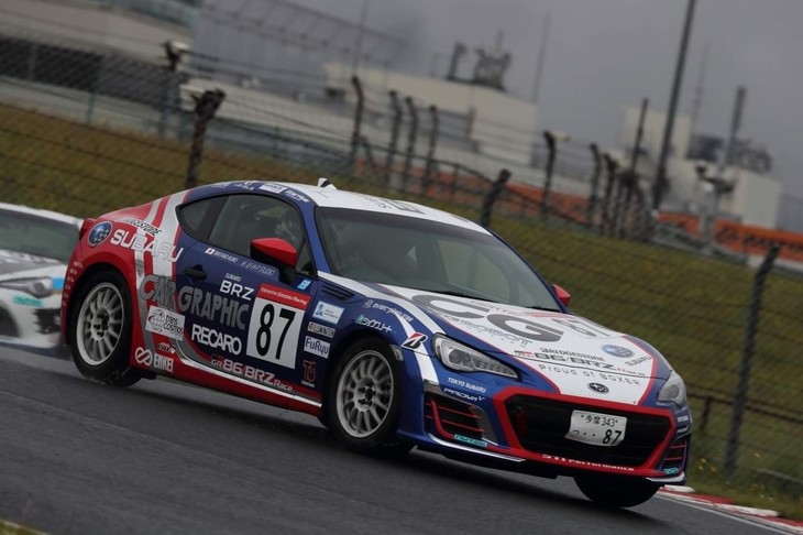 プロフェッショナルシリーズの予選も雨量が一定にならず、タイヤ空気圧の設定等が難しい、いつも以上に真剣にならざるをえない緊張感ある走行でした。結果は井口選手6位、久保選手7位と、上位を狙える順位にはつけることができました。