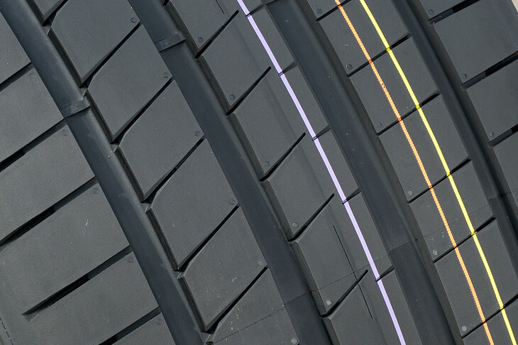 静粛性を高める工夫としては、センター部のナローグルーブを従来品より細かいものに変更。具体的には、2～2.5mmだった溝の幅を約1mmまで細くすることで、回転時の気柱共鳴音を低減している。また、各ナローグルーブはショルダー部が面取りされており、これも接地時のたたき音の緩和に寄与している。