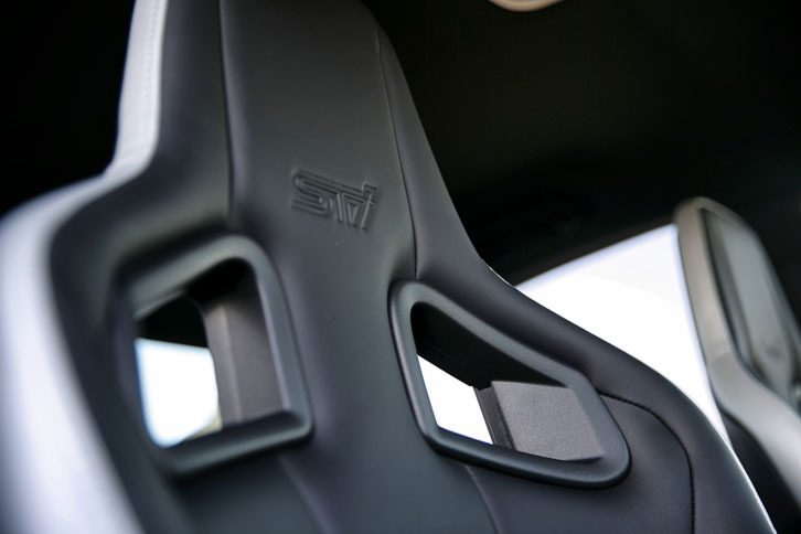 フロントシートのヘッドレスト部。STIのロゴマークで飾られる。