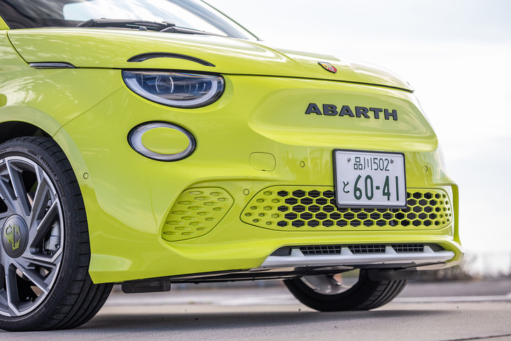 「ABARTH」のロゴとエンブレムを前面に押し出したフロントマスク。バンパーはサソリの爪を、リップスポイラーはサソリの脚をモチーフにデザインしたという。