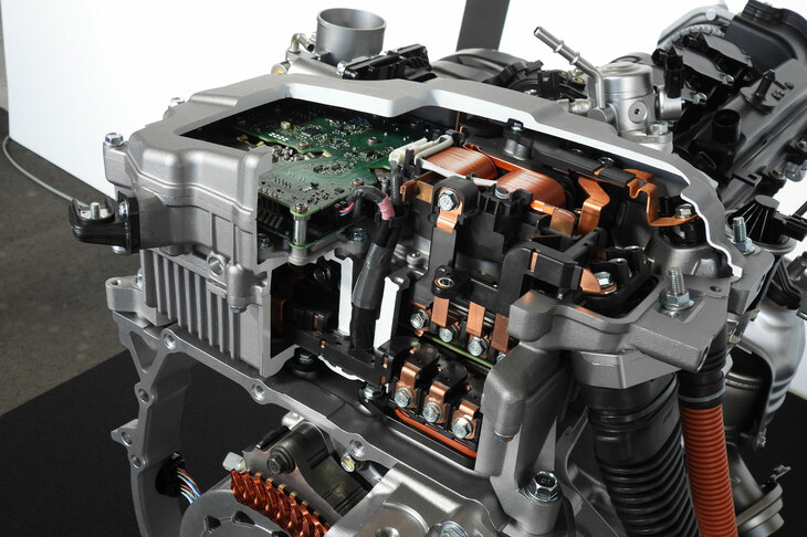 コントロールユニットはパッケージの効率化のため、フロントドライブユニットの上に搭載される。