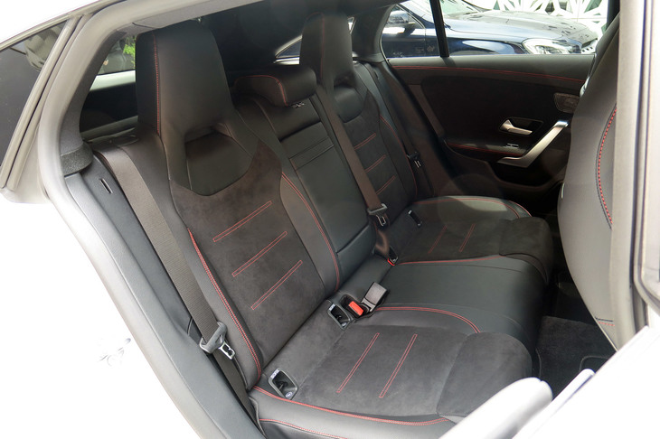 メルセデス・ベンツCLA250 4MATICシューティングブレーク（リアシート）