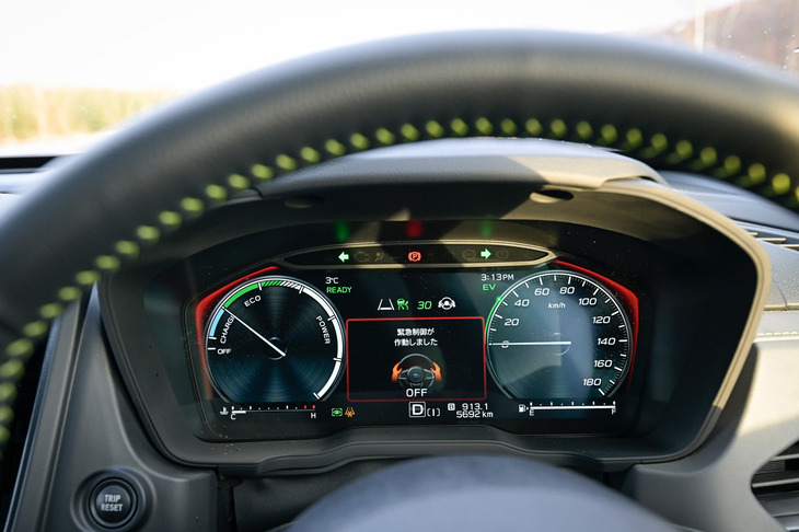 体感デモで運転手が目を閉じた無反応状態になると、まずはメーターと音で警告。さらに2度目の警告からパルスブレーキが追加される。