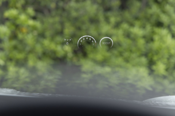 オプションのヘッドアップディスプレイ（19万3000円）がオススメ。針式のタコメーターがくっきりと表示される。