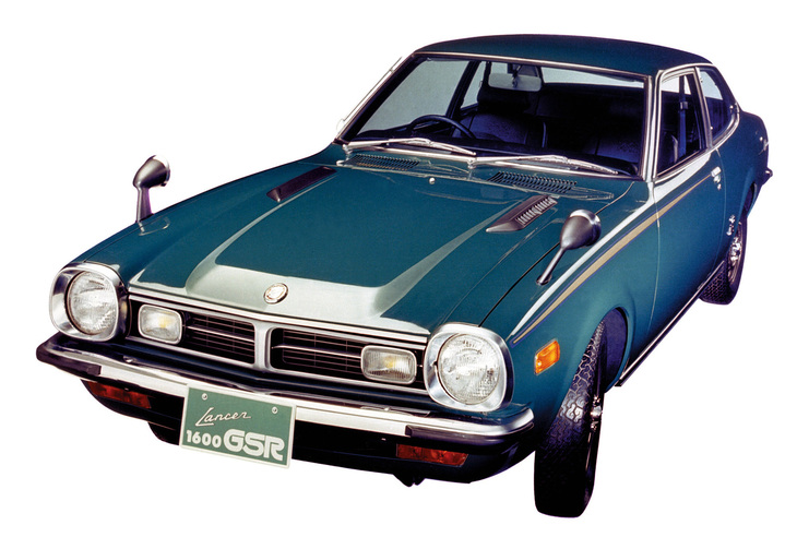「三菱ランサー1600GSR」。1973年に登場した初代ランサーの最強グレード。ツインキャブ仕様の1.6リッター直4 SOHCエンジンを2ドアセダンボディーに搭載。4ドアには設定されなかった。