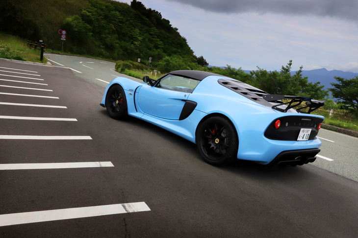 最新の「エキシージ」は、磐石の走行安定性とパワフルかつ洗練されたエンジン特性が魅力のモデルだったが、このシャシーに直4エンジンを搭載した、より軽量でプリミティブなモデルも見たくなってしまった。