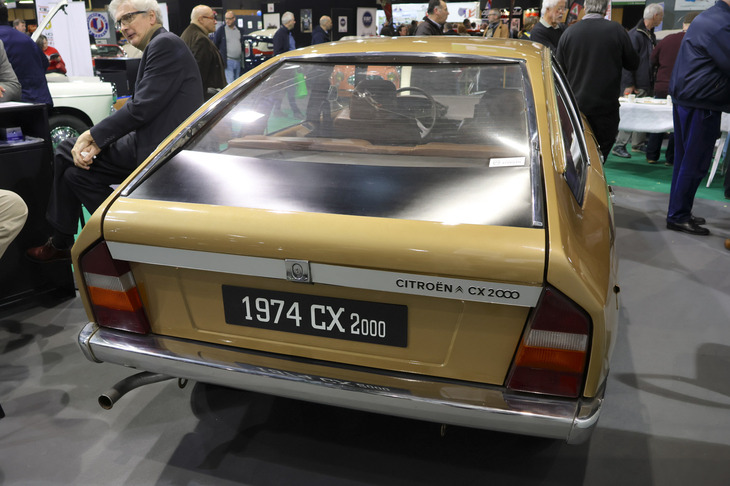 「シトロエンCX2000」（プロトタイプ）。リアウィンドウは個性的な凹面形状である。2024年2月、パリ「レトロモビル」会場で。