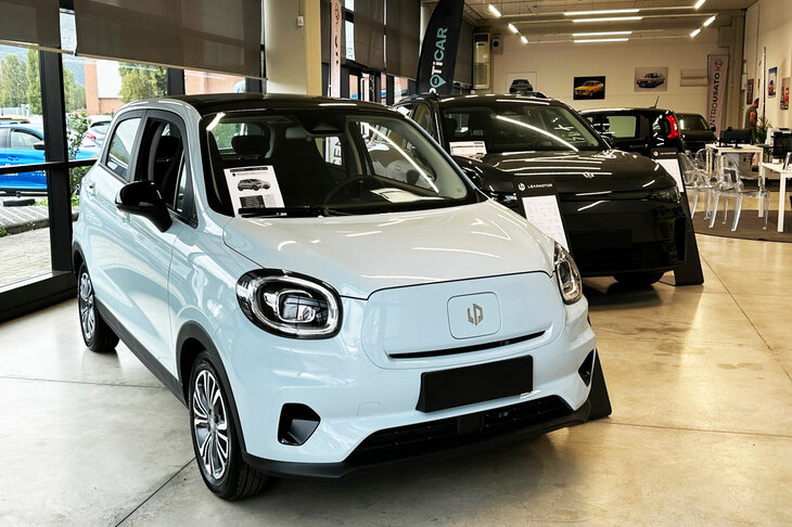 今回は、ステランティスが合弁事業を開始した中国のEVメーカー、リープモーターがテーマ。これは「T03」。市街地で扱いやすい全長3.62mのコンパクトモデルで、AセグメントのボディーにBセグメントの室内空間が売りだ。