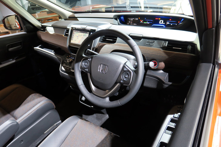 ホンダ・フリード ハイブリッド クロスター（FF）（インストゥルメントパネルまわり）