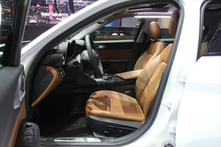 「アルファ・ロメオ・ジュリア」のインテリア。