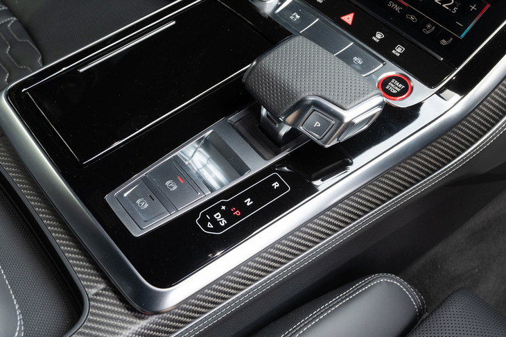 トランスミッションはトルコン式ATの8段「ティプトロニック」。ワイドな変速比幅が、高い加速性能と巡航時の効率のよい走りに寄与している。