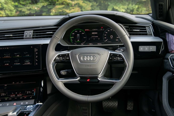 アルミを大胆に使ったステアリングホイールには「S」ロゴがレイアウトされる。シフトパドルは回生ブレーキレベルの変更用。