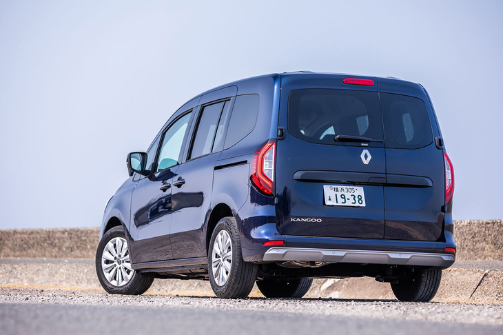 新型「カングー」のボディーサイズは全長×全幅×全高＝4490×1860×1810mm、ホイールベースは2715mm。写真のボディーカラーは「ブルー ソーダライトM」で、これを含め「インテンス」グレードは全4色から外板色が選択できる。