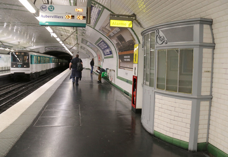 12号線セーヴル=バビロン駅のホームにて。小屋は往年に「駅長室」と呼ばれていたものの、実際にはホーム担当駅員の詰め所だった。