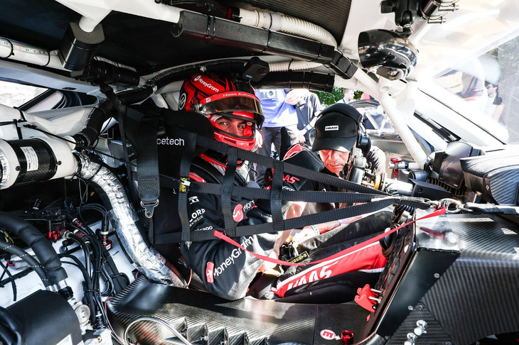 「トヨタGTレーシング コンセプト」のコックピットまわりはレーシングカーそのもの。下地むき出しの車内には、カーボンパーツが散見される。