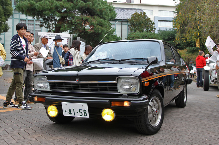 1978年「いすゞ・ジェミニ1800クーペLS/G」。純正オプションのアルミホイールをはじめカタログから抜け出てきたような姿で、程度もすばらしい。ちなみに、ヘッドライトウオッシャーを日本車で初めて標準装備したモデルでもある。