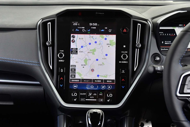 縦型のセンターモニターには、カーナビのマップは正方形に近い形で表示される。カーライフに役立つ各種アプリケーションも用意される。