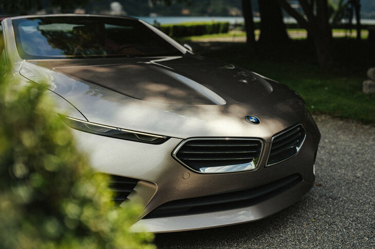 気になるキドニーグリルや、フロントまわりの意匠はこんな感じ。ドヤ顔なSUV商品群や「4シリーズ」などとは趣を異にするものだ。このモチーフが、新しいBMWの市販モデルにも取り入れられるかもしれない。