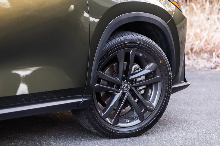 今回の試乗車では、ダークグレーメタリック塗装が施された20インチホイールに、235/50R20サイズの「ブリヂストン・アレンザ001 RFT」タイヤが組み合わされていた。