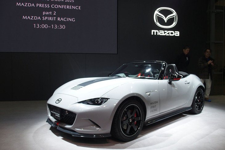 マツダが2025年1月10日に、千葉・幕張で開催された「東京オートサロン2025」で発表した「マツダ スピリット レーシング・ロードスター12R」。専用のカムシャフトやシリンダーヘッド、ピストン、エキゾーストマニホールドなどの採用で、「SKYACTIV-G 2.0」の最高出力を200PSにまで引き上げた特別なモデルだ。