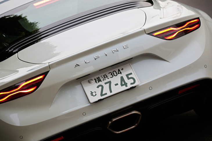 リアまわりは、X型を描くリアコンビライトや「ALPINE」エンブレムが目を引く。