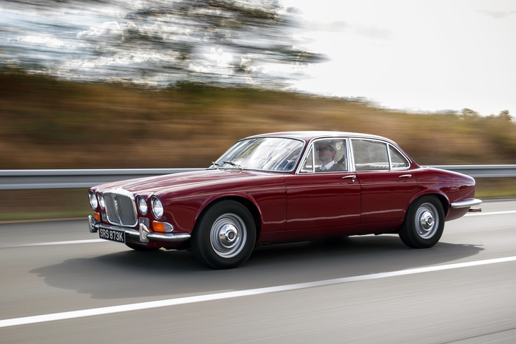 古くからのファンの中には、ジャガーといえば“猫足”と呼ばれるしなやかな乗り心地を思い浮かべる人も多いだろう。