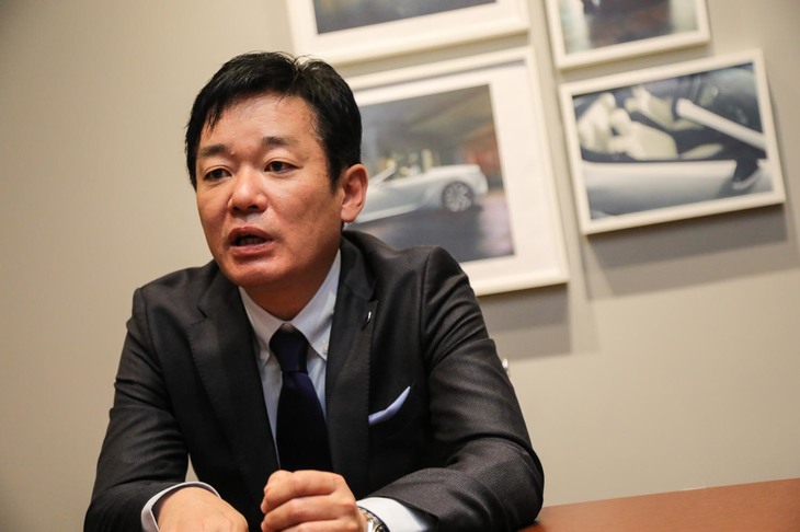 「RC F」開発の主査を務める弦本祐一さん。最新型では軽量化と空力性能の向上を追求しながら、乗り心地のよさにも配慮したという。