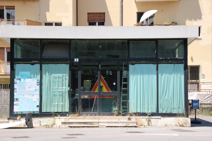 同じく旧エッソのスタンド跡。にぎわっていた洗車コーナーの事務所も、気がつけば廃屋に。2018年6月撮影。