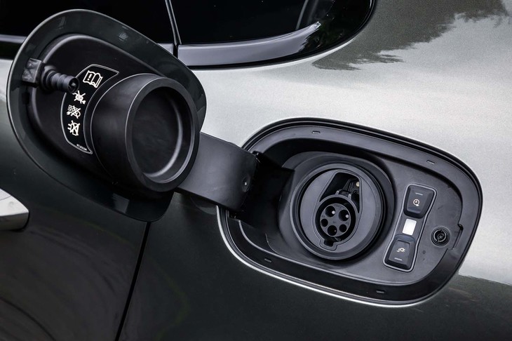 給電口は、車体の左後方にレイアウトされる。反対側の右後方には給油口が設けられている。