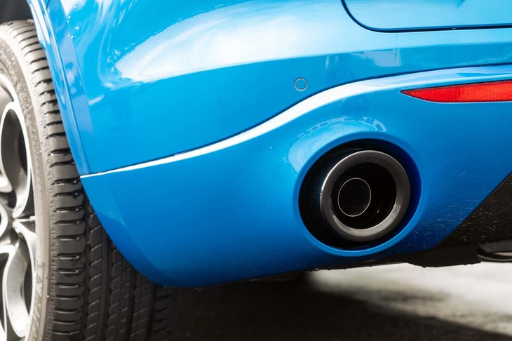 マフラーエンドは左右振り分けの2本出し。ダークな色調でスポーティーなムードが演出されている。