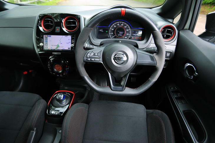 「ノートe-POWER NISMO」のインテリア。ベースモデルからの変更点はない。