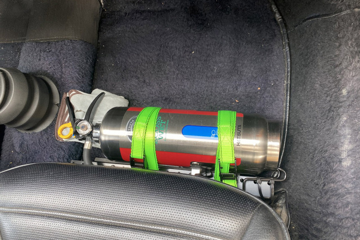 恩人・Kさんの愛車「ポルシェ911」に追加搭載された強力な中型（？）消火器。初田防災設備の「ECOSS-WET」シリーズで、水成膜を形成し油面を覆う、油火災にも有効なタイプとされる。