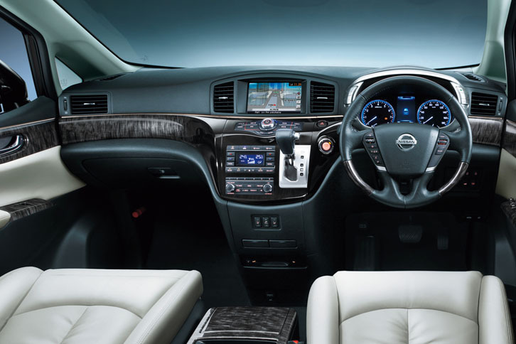 ステアリングホイールとインストゥルメントパネルには、ブラックメープルのフィニッシャーが施される。