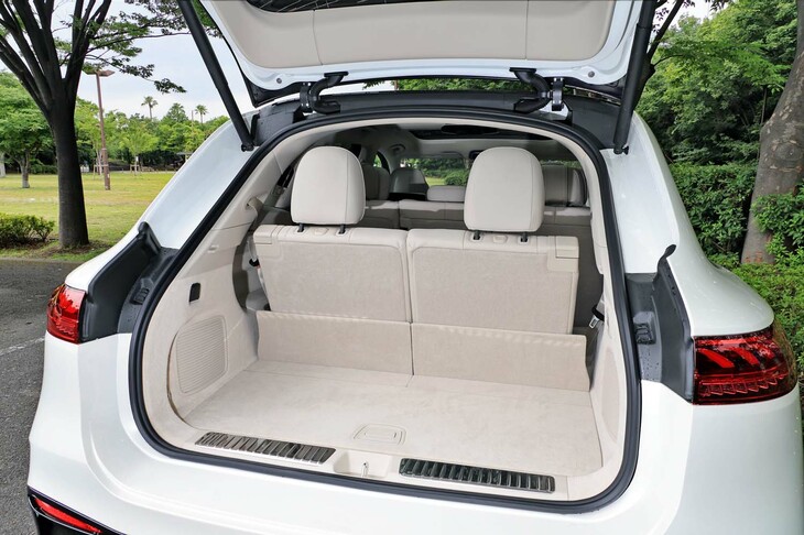 荷室容量は7人乗車時で195リッターとなっており、3列目シートをたたむと800リッター、2列目シートもたたむと2020リッターに拡張できる。3列目シートの格納・展開は手動、2列目シートのそれは機械式だ。
