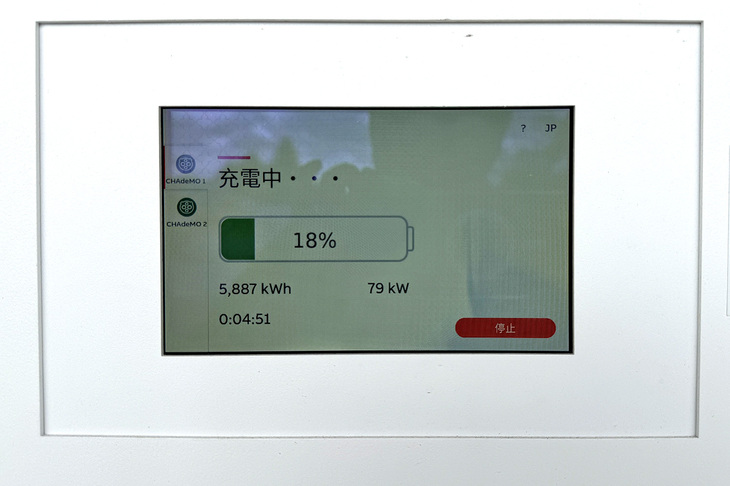 安達太良サービスエリアで充電中。最初の15分だけとはいえ、80kW近い出力でどんどん充電されていくのは気分がいい。