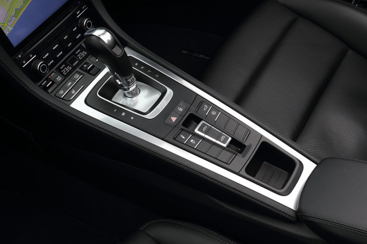 試乗車のトランスミッションは7段PDK。6段MT仕様（車両価格は852万円）も選べる。