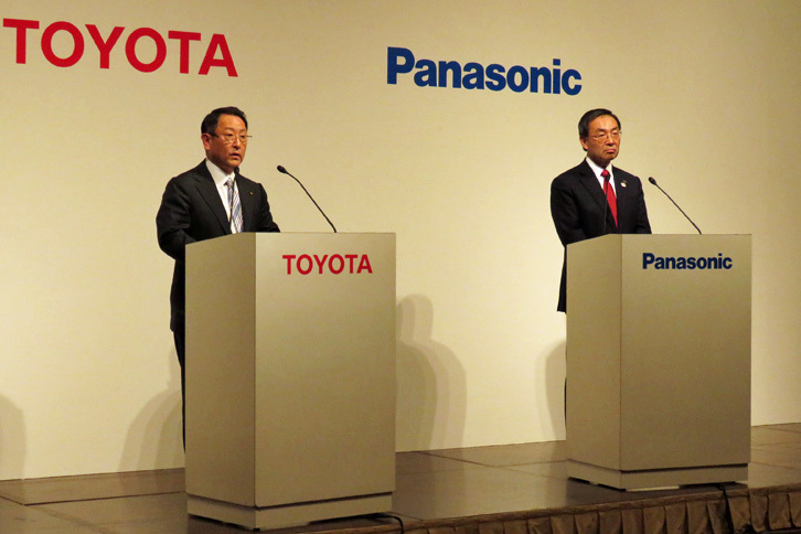 会見にのぞむ豊田社長と津賀社長。トヨタとパナソニックは自動車用円筒形電池事業の分野において、すでに20年にわたり提携を続けているが、今回の合意により、角形電池の開発においても協業へ向けた検討が開始されることとなった。